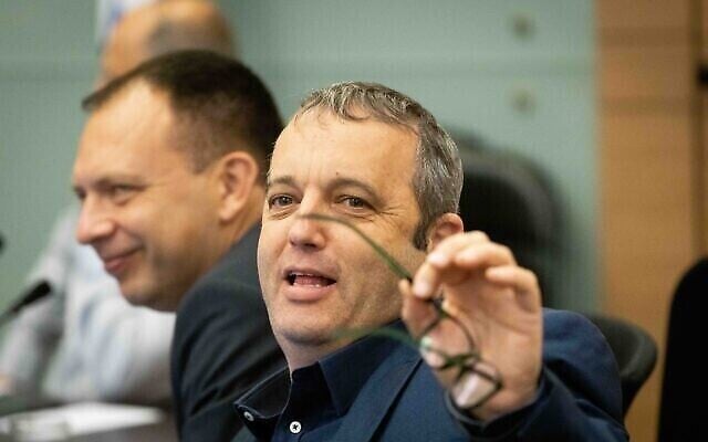 Le député travailliste Gilad Kariv a parlé lors d'une réunion de la commission des Finances à la Knesset, le 22 juin 2021. (Crédit : Yonatan Sindel/Flash90) Le député travailliste Gilad Kariv a parlé lors d'une réunion de la commission des Finances à la Knesset, le 22 juin 2021. (Crédit : Yonatan Sindel/Flash90)