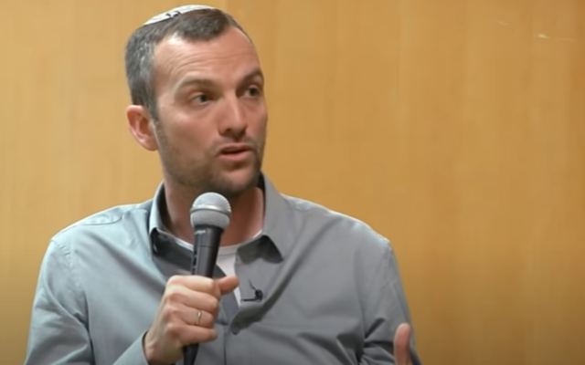 Le réalisateur Laizy Shapira, créateur de "Srugim". (Crédit : capture d'écran : YouTube) Le réalisateur Laizy Shapira, créateur de "Srugim". (Crédit : capture d'écran : YouTube)