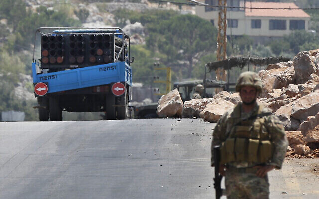 Un soldat de l'armée libanaise se tient à côté d'un lance-roquettes placé sur une camionnette qui a été utilisée par le Hezbollah pour tirer des roquettes sur le nord d'Israël, dans le village de Chouya, au sud-est du pays, le 6 août 2021. (Crédit : AP/Mohammed Zaatari)