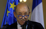 Le ministre français des Affaires étrangères de l'époque, Jean-Yves Le Drian, et son homologue libanais, Nassif Hitti, non représenté, lors d'une conférence de presse après leur réunion au ministère libanais des Affaires étrangères, à Beyrouth, le 23 juillet 2020. (Crédit : AP Photo/Bilal Hussein)