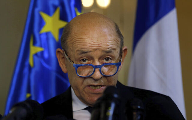 Le ministre français des Affaires étrangères de l'époque, Jean-Yves Le Drian, et son homologue libanais, Nassif Hitti, non représenté, lors d'une conférence de presse après leur réunion au ministère libanais des Affaires étrangères, à Beyrouth, le 23 juillet 2020. (Crédit : AP Photo/Bilal Hussein) Le ministre français des Affaires étrangères de l'époque, Jean-Yves Le Drian, et son homologue libanais, Nassif Hitti, non représenté, lors d'une conférence de presse après leur réunion au ministère libanais des Affaires étrangères, à Beyrouth, le 23 juillet 2020. (Crédit : AP Photo/Bilal Hussein)