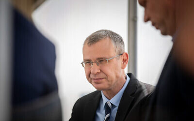Yariv Levin, alors président de la Knesset, dans le village bédouin de Khan al-Ahmar, en Cisjordanie, le 21 mars 2021. (Crédit : Yonatan Sindel/Flash90)