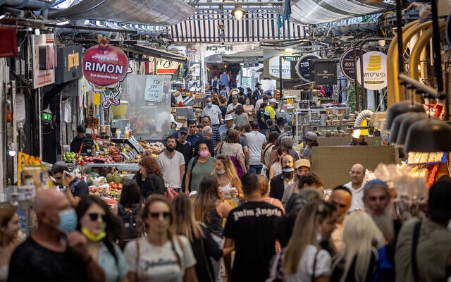 Des acheteurs au marché de Mahane Yehuda à Jérusalem, le 27 juillet 2021. (Crédit : Yonatan Sindel/Flash90)