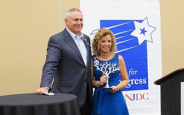 Marc Stanley, ancien président du National Jewish Democratic Council, remet un prix à Debbie Wasserman Schultz, ancienne présidente du Comité national démocrate. (Crédit : Ron Kampeas/JTA) Marc Stanley, ancien président du National Jewish Democratic Council, remet un prix à Debbie Wasserman Schultz, ancienne présidente du Comité national démocrate. (Crédit : Ron Kampeas/JTA)