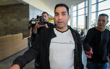 Meni Naftali, l'ancien gestionnaire de la résidence officielle du Premier ministre Benjamin Netanyahu, arrive à son procès pour diffamation contre la famille Netanyahu, au tribunal d'Herzliya, le 2 décembre 2019. (Crédit : Avshalom Sassoni/Flash90)