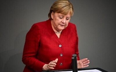 La chancelière allemande Angela Merkel parle durant une séance plénière au Bundestag à Berlin, le 25 août 2021. (Crédit : Tobias Schwarz/AFP)