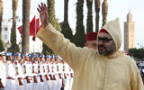 Le roi du Maroc Mohammed VI a salué la foule à son arrivée à la session d'ouverture du Parlement marocain à Rabat, au Maroc, le 12 octobre 2018. (Crédit : AP Photo/Abdeljalil Bounhar)
