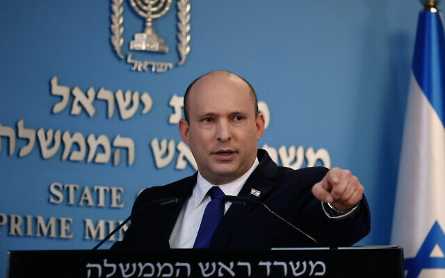Le Premier ministre Naftali Bennett a  tenu une conférence de presse à son bureau à Jérusalem, le 18 août 2021. (Crédit : Yonatan Sindel/Flash90)