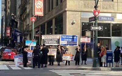 Des militants Neturei Karta anti-Israël ont protesté en face de manifestants pro-israéliens à Manhattan, le 12 août 2021. (Crédit : Jacob Magid/Times of Israel)