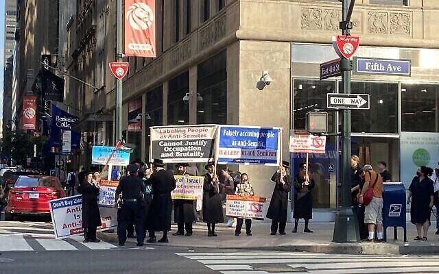 Des militants Neturei Karta anti-Israël ont protesté en face de manifestants pro-israéliens à Manhattan, le 12 août 2021. (Crédit : Jacob Magid/Times of Israel) Des militants Neturei Karta anti-Israël ont protesté en face de manifestants pro-israéliens à Manhattan, le 12 août 2021. (Crédit : Jacob Magid/Times of Israel)