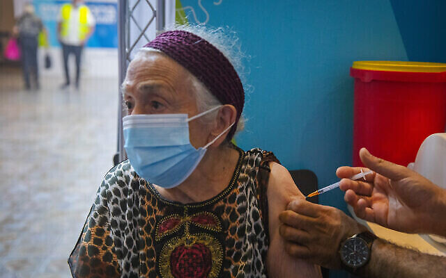 Une femme israélienne de plus de 60 ans reçoit une troisième injection de vaccin contre le coronavirus dans une clinique de santé Clalit à Jérusalem, le 8 août 2021. (Crédit : Olivier Fitoussi/Flash90) Une femme israélienne de plus de 60 ans reçoit une troisième injection de vaccin contre le coronavirus dans une clinique de santé Clalit à Jérusalem, le 8 août 2021. (Crédit : Olivier Fitoussi/Flash90)