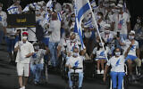 Des athlètes d'Israël entrent dans le stade pendant la cérémonie d'ouverture des Jeux paralympiques à Tokyo, mardi 24 août 2021 (Crédit : AP Photo/Eugene Hoshiko)