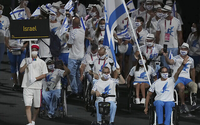 Des athlètes d'Israël entrent dans le stade pendant la cérémonie d'ouverture des Jeux paralympiques à Tokyo, mardi 24 août 2021 (Crédit : AP Photo/Eugene Hoshiko) Des athlètes d'Israël entrent dans le stade pendant la cérémonie d'ouverture des Jeux paralympiques à Tokyo, mardi 24 août 2021 (Crédit : AP Photo/Eugene Hoshiko)