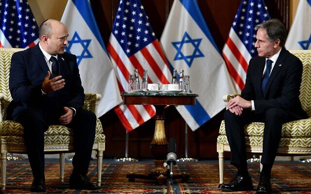 Le Premier ministre Naftali Bennett (G) rencontre le secrétaire d'État américain Antony Blinken à l'hôtel Willard à Washington, le 25 août 2021. (Crédit : Avi Ohayon / GPO) Le Premier ministre Naftali Bennett (G) rencontre le secrétaire d'État américain Antony Blinken à l'hôtel Willard à Washington, le 25 août 2021. (Crédit : Avi Ohayon / GPO)