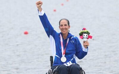 La rameuse Moran Samuel après avoir gagné une médaille d'argent aux Jeux paralympiques 2020 à Tokyo, le 29 août 2021. (Crédit : Lilach Weiss/Comité paralympique israélien)