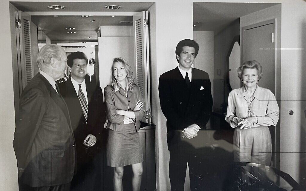 De gauche à droite : L'ancien président américain Gerald Ford, Gary Ginsberg, l'autrice Elizabeth Mitchell, JFK Jr., et betty Ford à la convention nationale républicaine de 1996. (Crédit :  David Kennerly/ Autorisation Ginsberg)