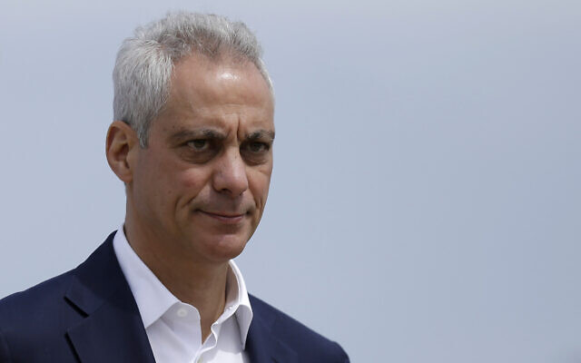 Le maire de Chicago de l'époque, Rahm Emanuel, a salué en arrivant à une conférence de presse à l'extérieur de la tour de contrôle du trafic aérien sud de l'aéroport international O'Hare à Chicago, le 22 avril 2019. (Crédit : Kiichiro Sato/AP)