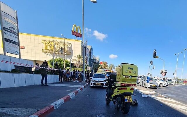 La scène d'une fusillade mortelle à l'extérieur d'un centre commercial à Rishon Le Zion, le 18 août 2021 (Crédit : Magen David Adom). La scène d'une fusillade mortelle à l'extérieur d'un centre commercial à Rishon Le Zion, le 18 août 2021 (Crédit : Magen David Adom).