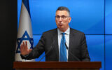 Le ministre de la Justice Gideon Saar s'exprime lors d'une conférence de presse à Jérusalem, le 6 juillet 2021. (Crédit : Amit Shabi/POOL)