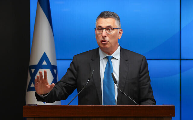 Le ministre de la Justice Gideon Saar s'exprime lors d'une conférence de presse à Jérusalem, le 6 juillet 2021. (Crédit : Amit Shabi/POOL) Le ministre de la Justice Gideon Saar s'exprime lors d'une conférence de presse à Jérusalem, le 6 juillet 2021. (Crédit : Amit Shabi/POOL)