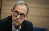 Le député de l'Union sioniste Nachman Shai assiste à une réunion de commission de la Knesset, le 13 novembre 2017. (Crédit : Hadas Parush/Flash90) 