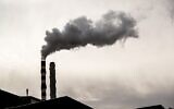 Des villages bédouins non reconnus autour de la zone industrielle de Ramat Hovav, dans le sud d'Israël, souffrent d'un niveau élevé de pollution atmosphérique provenant des bassins d'évaporation chéniques voisins et d'une centrale électrique d'Israel Electric Corporation. Le 28 décembre 2017. (Crédits : Yaniv Nadav/FLASH90)