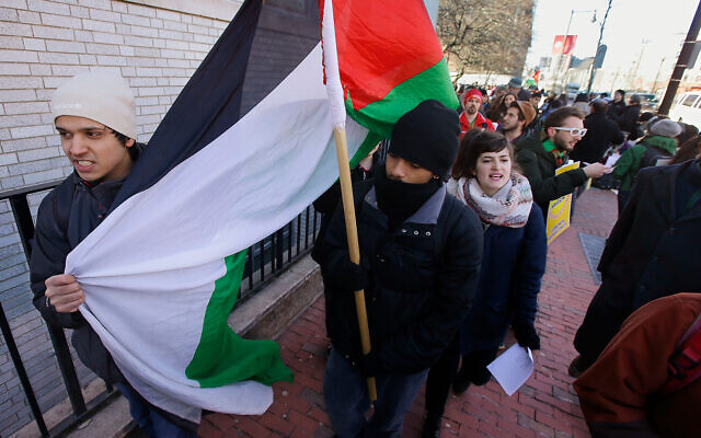 Illustration : Des étudiants de l'Université de Northeastern protestent après que Students for Justice in Palestine a été temporairement suspendu par l'université, le 18 mars 2014. (Crédit : AP/Stephan Savoia) Illustration : Des étudiants de l'Université de Northeastern protestent après que Students for Justice in Palestine a été temporairement suspendu par l'université, le 18 mars 2014. (Crédit : AP/Stephan Savoia)