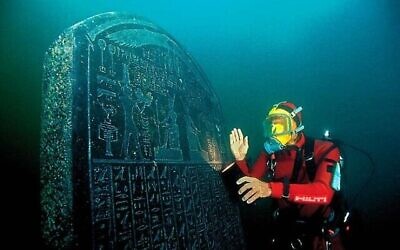 L'archéologue marin Frank Goddio travaille sur le site des vestiges engloutis de Thonis-Heracleion. (Crédit : Wikimedia Commons)