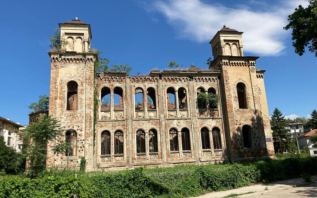 L'extérieur de la synagogue de Vidin présente les contours de fenêtres en forme des dix commandements. Elle a été conçue par le célèbre architecte autrichien Friedrich Grünanger. (Crédit : Jonah Goldman Kay/ JTA)