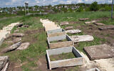 Travaux de rénovation au cimetière juif de  Sataniv, en Ukraine, en 2021. (Crédit : Dmitry Polyukhovich/Jewish Heritage Europe via JTA)