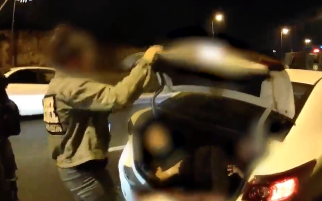 Une femme est arrêtée alors qu’elle conduisait avec deux de ses enfants dans le coffre à Jérusalem le 10 août 2021. (Police israélienne / Capture d'écran)