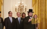 Moshe Margaretten allume les bougies lors de la fête de Hanoukka organisée à la Maison Blanche en 2019. (Capture d'écran/YouTube)
