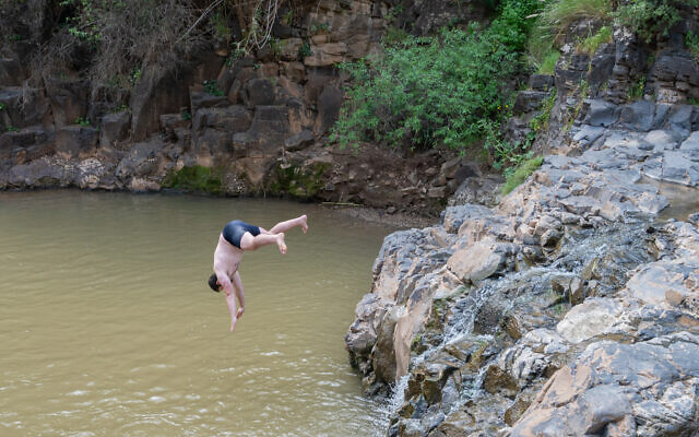 Des Israéliens profitent de la réserve naturelle du ruisseau Tavor, le 19 mars 2021. (Crédit : Yahav Gamliel/Flash90) 