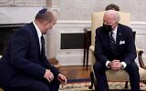 Le Premier ministre Naftali Bennett (à gauche) rencontre le président américain Joe Biden dans le bureau ovale de la Maison Blanche, le vendredi 27 août 2021, à Washington, DC. (Crédit : GPO)