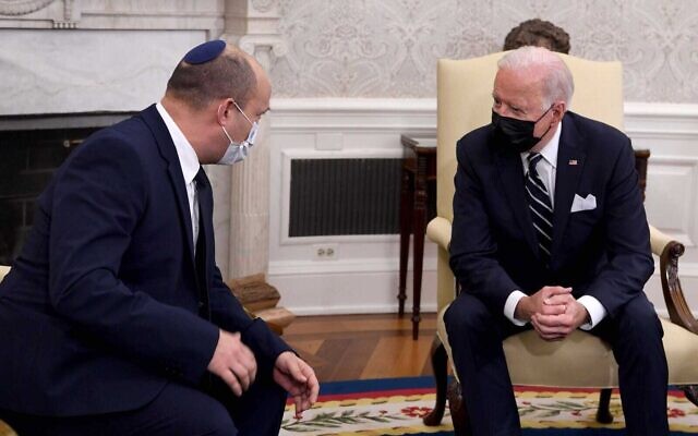 Le Premier ministre Naftali Bennett (à gauche) rencontre le président américain Joe Biden dans le bureau ovale de la Maison Blanche, le vendredi 27 août 2021, à Washington, DC. (Crédit : GPO) Le Premier ministre Naftali Bennett (à gauche) rencontre le président américain Joe Biden dans le bureau ovale de la Maison Blanche, le vendredi 27 août 2021, à Washington, DC. (Crédit : GPO)