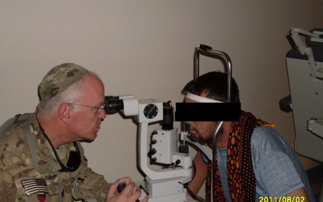 Le capitaine de l'armée américaine  Warren Gross (à gauche) dans un hôpital militaire afghan avec un soldat des forces de coalition afghanes qui souffrait d'une blessure à l' oeil, Août 2011 (Crédit : autorisation)
