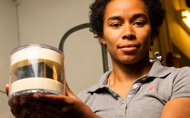 La chercheuse Brittany Robertson avec entre les mains un "cube de Heisenberg" qu'elle analyse pour déterminer son origine. (Autorisation/Andrea Starr/PNNL)