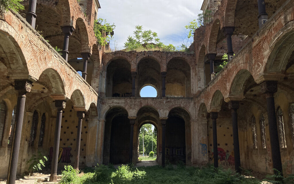 L'ancien sanctuaire de la synagogue centrale de Vidin, en Bulgarie, construit en 1894, est aujourd'hui en ruine et dépourvu de toit. La communauté locale investit 6 millions d'euros dans la rénovation de la synagogue pour en faire un centre communautaire. (Crédit : Jonah Goldman Kay/JTA)