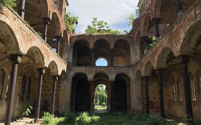 L'ancien sanctuaire de la synagogue centrale de Vidin, en Bulgarie, construit en 1894, est aujourd'hui en ruine et dépourvu de toit. La communauté locale investit 6 millions d'euros dans la rénovation de la synagogue pour en faire un centre communautaire. (Crédit : Jonah Goldman Kay/JTA)