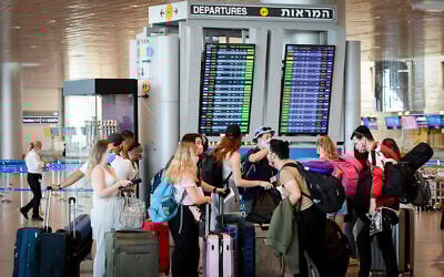 Voyageurs dans le hall des départs de l'aéroport international Ben Gourion, le 5 août 2021 (Crédit : Avshalom Sassoni/FLASH90).