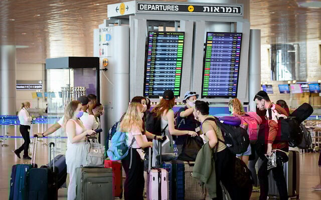 Voyageurs dans le hall des départs de l'aéroport international Ben Gourion, le 5 août 2021 (Crédit : Avshalom Sassoni/FLASH90). Voyageurs dans le hall des départs de l'aéroport international Ben Gourion, le 5 août 2021 (Crédit : Avshalom Sassoni/FLASH90).