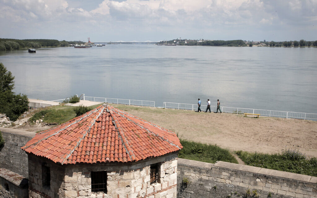 Une vue du Danube depuis la ville de Vidin, en Bulgarie, avec le nouveau pont entre la Bulgarie et la Roumanie au loin. (Crédit : AP Photo/Valentina Petrova)