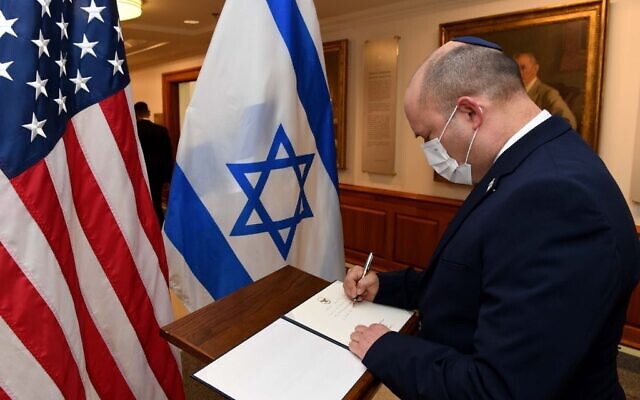 Le Premier ministre Naftali Bennett à l'entrée du Pentagone, le 25 août 2021. (Crédit : Avi Ohayon/GPO) Le Premier ministre Naftali Bennett à l'entrée du Pentagone, le 25 août 2021. (Crédit : Avi Ohayon/GPO)