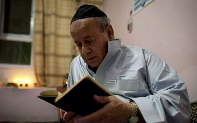 Zebulon Simantov lit un livre de prières avant de célébrer Rosh Hashanah à Kaboul, en Afghanistan, le 18 septembre 2009. (Crédit : Paula Bronstein/Getty Images/File via JTA) Zebulon Simantov lit un livre de prières avant de célébrer Rosh Hashanah à Kaboul, en Afghanistan, le 18 septembre 2009. (Crédit : Paula Bronstein/Getty Images/File via JTA)