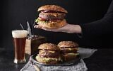 Burgers de bœuf alternatifs à base de matières végétales par Redefine Meat. (Crédit: Avec l'aimable autorisation de Redéfinir la viande)