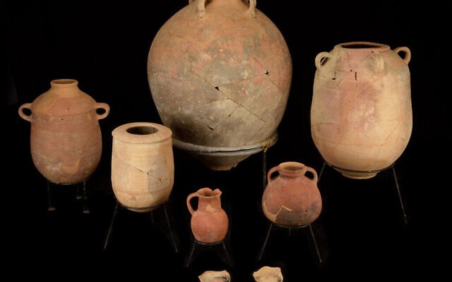 Vases découverts dans la Cité de David à Jérusalem dans une couche de destruction datant du 8e siècle avant J.-C., qui a coïncidé avec un tremblement de terre massif mentionné dans la Bible. Ils sont photographiés après leur restauration par Joseph Bocangolz. (Dafna Gazit/ Autorité israélienne des antiquités)