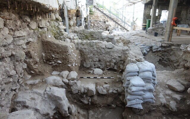 La zone d'excavation d'une couche de destruction du 8e siècle avant J.-C. dans la Cité de David, résultant probablement d'un tremblement de terre de la même période qui a secoué la Terre Sainte et a été mentionné dans la Bible. (Ortal Kalaf/ Autorité israélienne des antiquités)