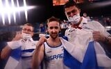 Artem Dolgopyat (C) d'Israël célèbre avec son équipe après avoir remporté l'épreuve du sol de la finale de l'exercice au sol de la gymnastique artistique masculine lors des Jeux olympiques de Tokyo 2020 au centre de gymnastique Ariake à Tokyo, le 1er août 2021. (Loic VENANCE / AFP)