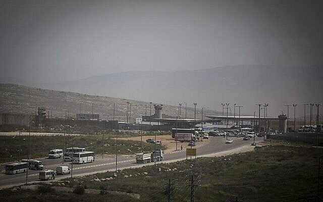 Illustration : Le checkpoint de Qalandiya près de la zone industrielle d'Atarot, entre Jérusalem-Est et la Cisjordanie, vu le 7 avril 2015. (Crédit : Hadas Parush/Flash90)