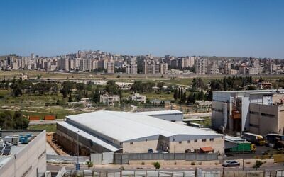 La zone industrielle d'Atarot, avec la banlieue de Ramallah, Kafr Aqab, en arrière-plan. (Miriam Alster/Flash90)